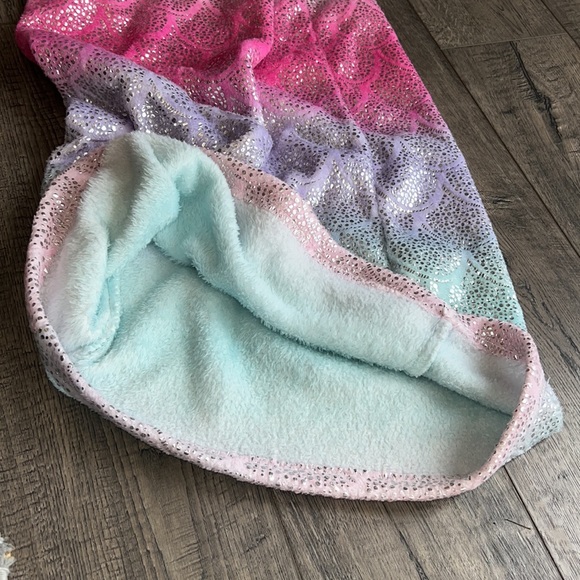 Mermaid tail plush wearable blanket - Picture 5 of 8